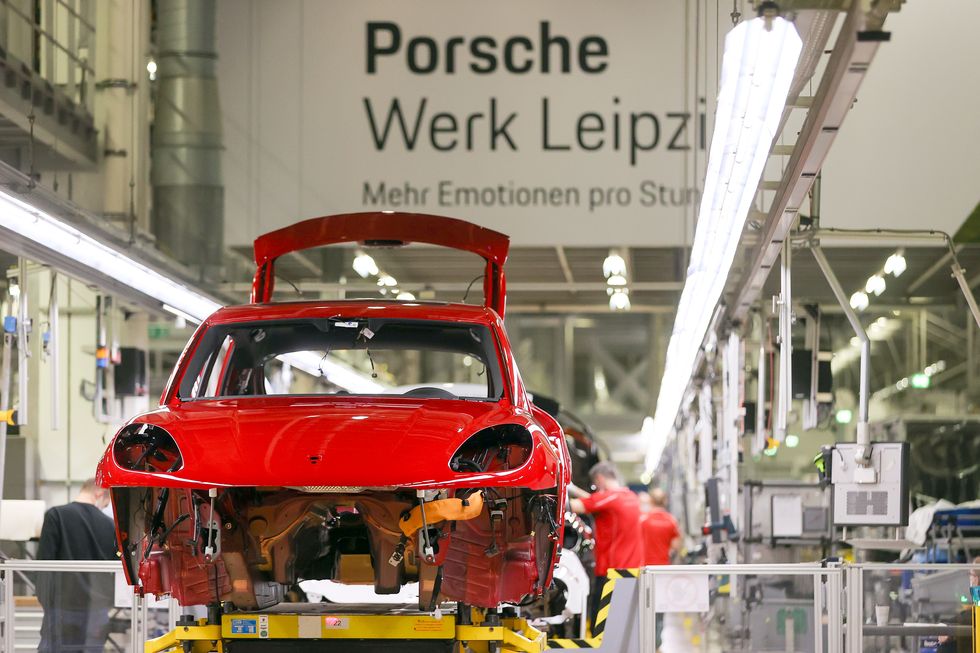 Porsche va intrerupe unele productii, invocand invazia Rusiei asupra Ucrainei